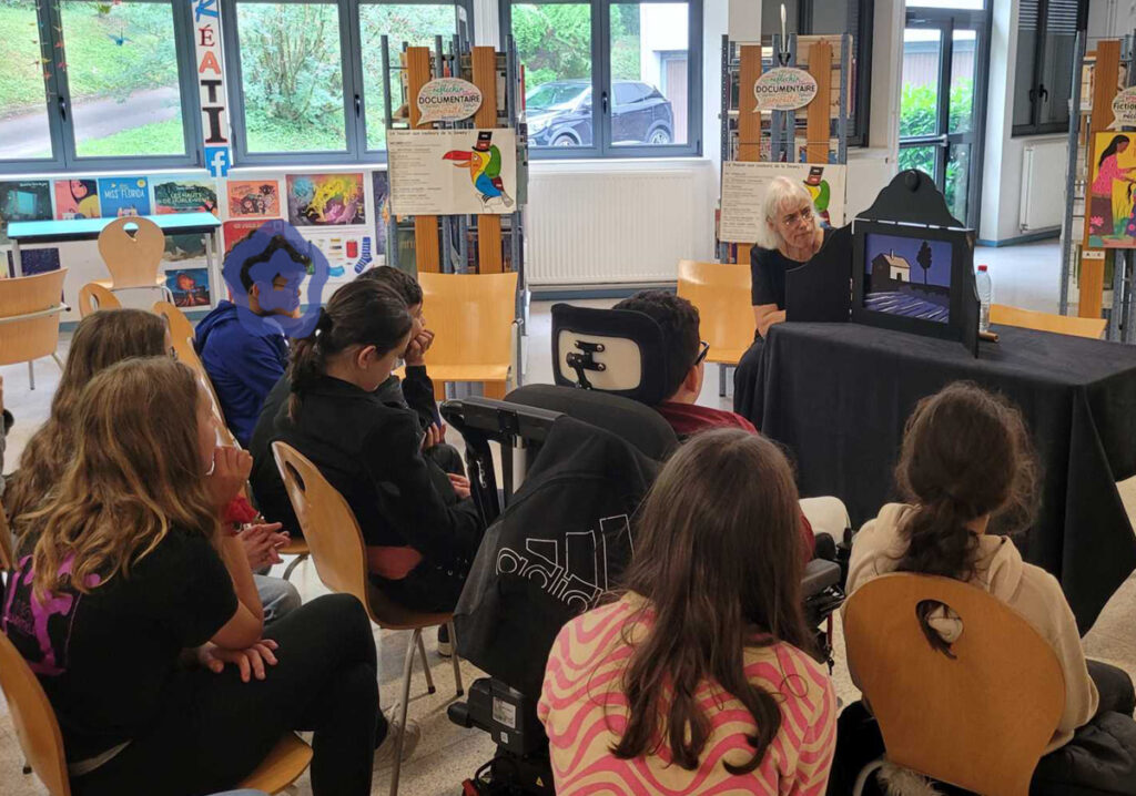 photos d'enfants regardant un spectacle kamishibaï