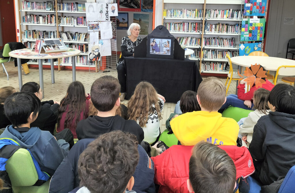 photos d'enfants regardant un spectacle kamishibaï