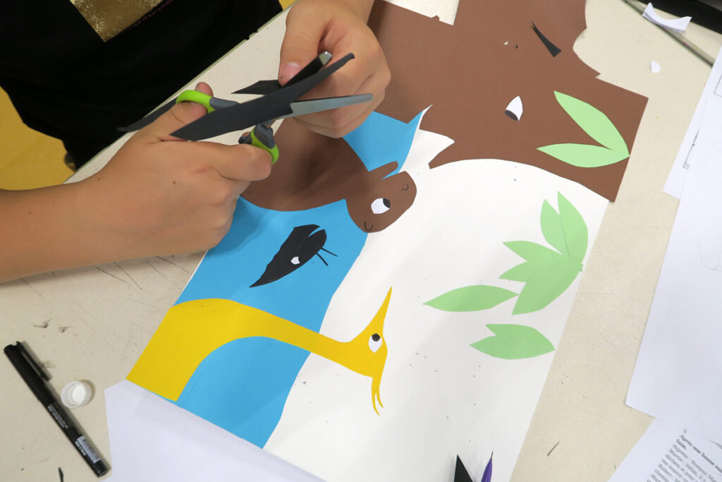 formation kamishibaï 16 des mains créant une image en papier découpé