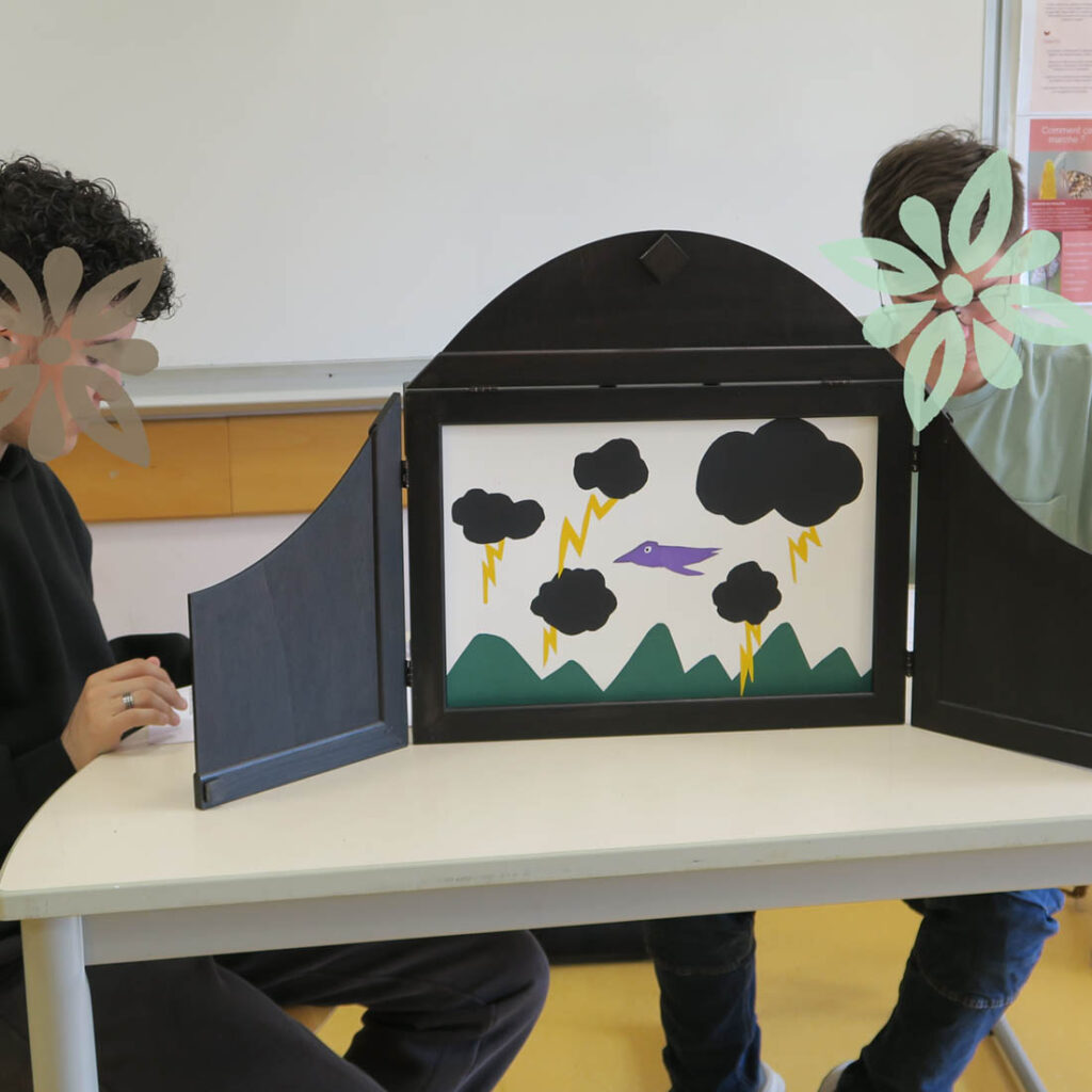 Lycéens répétant la lecture d'un kamishibaï