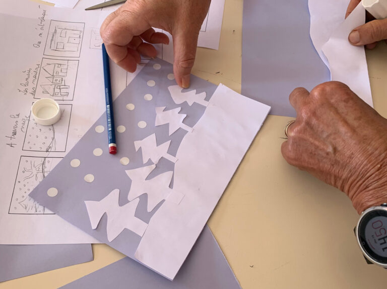 Mains créant une image en papier découpé