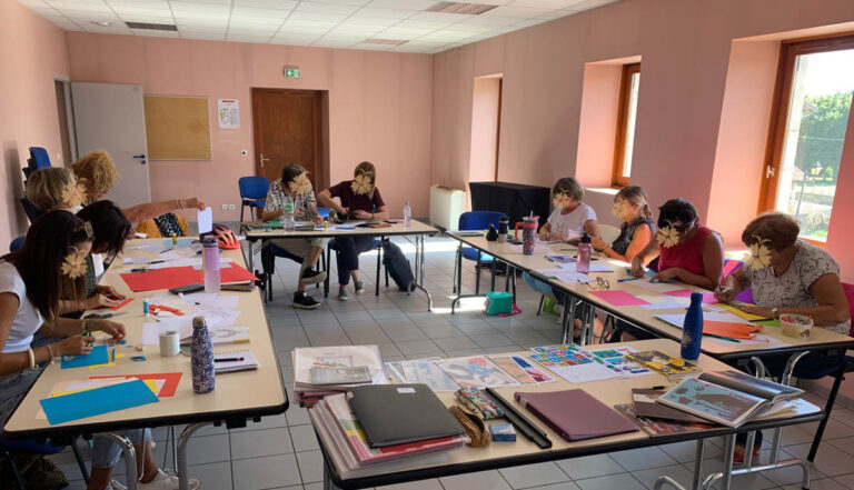 Bibliothécaires créant des kamishibaïs