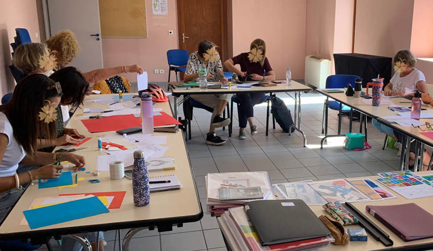 formation kamishibaï 2 photo d'adultes créant des kamishibaïs