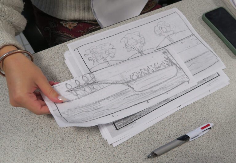 Mains faisant défiler des illustrations