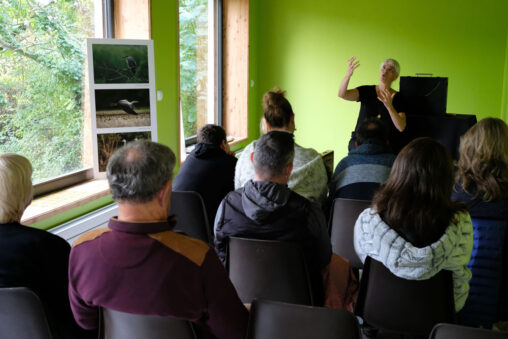 Conteuse devant un public