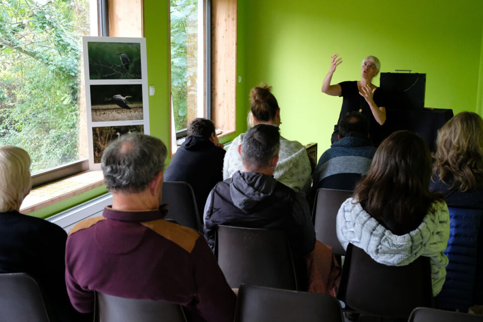 Conteuse devant un public