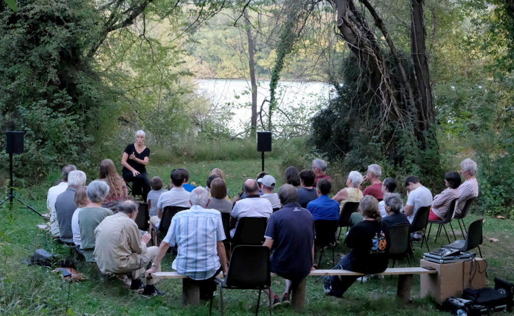 Spectacles de contes et de kamishibaïs 19 Conteuse au bord du Rhône