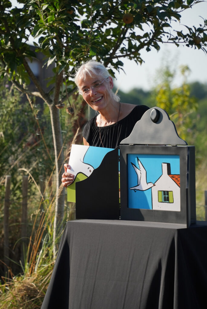 Femme racontant dans un kamishibaï