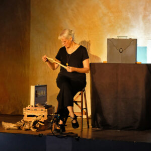 Spectacles de contes et de kamishibaïs 3 photo d'une conteuse regardant un bois taillé par un castor