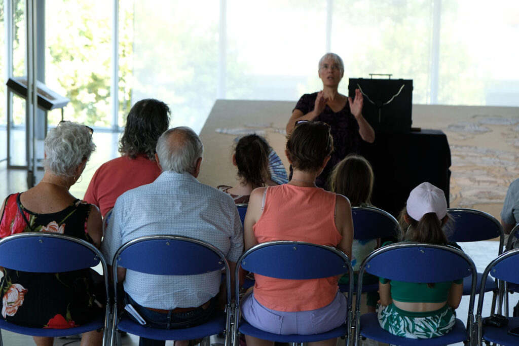 photo d'une conteuse et de son public