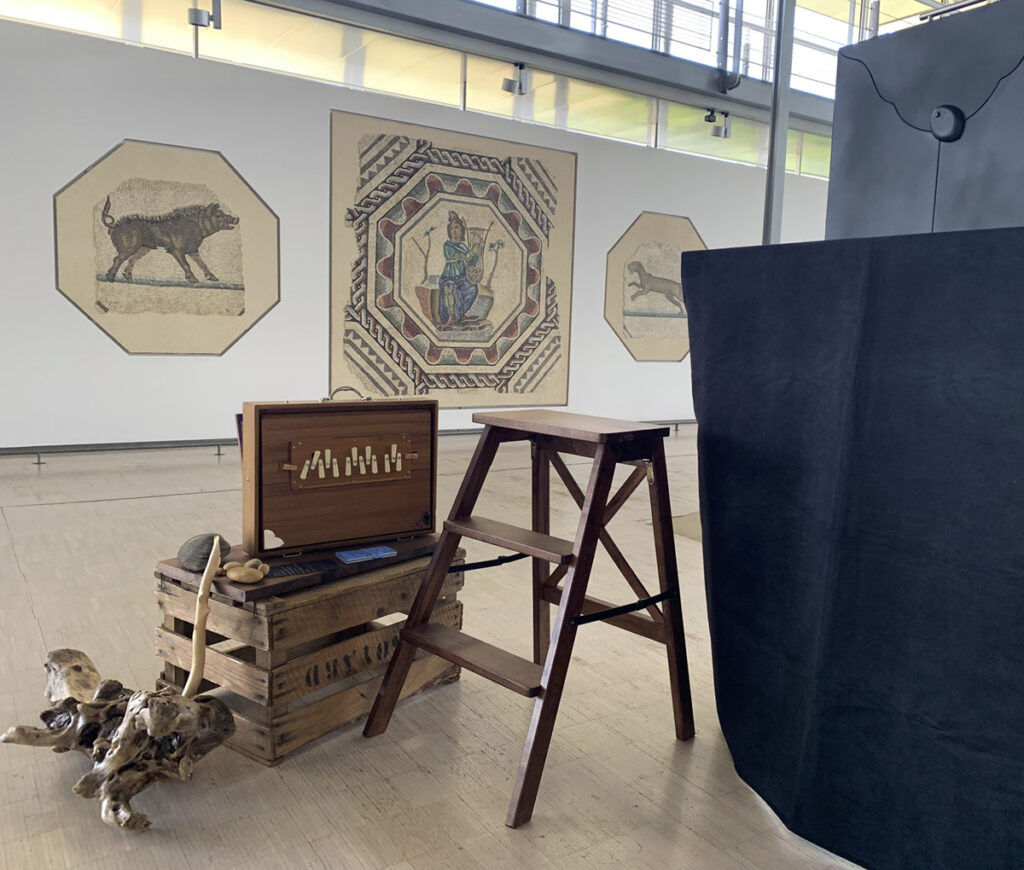 photo d'un butaï et des éléments de décor au musée de st Romain-en-Gal