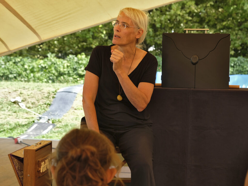 Photo d'une conteuse et de son butaÏ