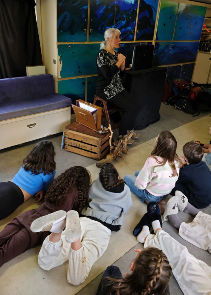 photo d'une conteuse racontant à des enfants