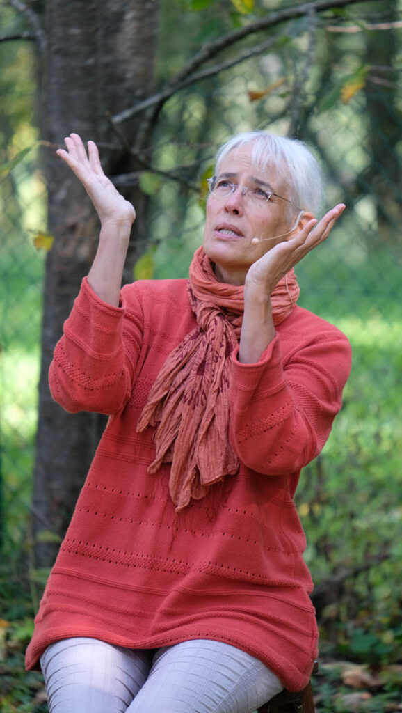 Spectacles de contes et de kamishibaïs 11 photo de conteuse les bras levés