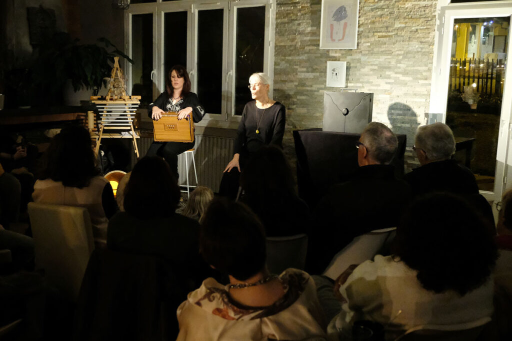 Spectacles de contes et de kamishibaïs 17 photo d'une conteuse et d'une musicienne