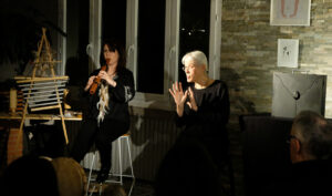 Spectacles de contes et de kamishibaïs 6 photos de d'une conteuse et d'une musicienne soufflant dans une flûte