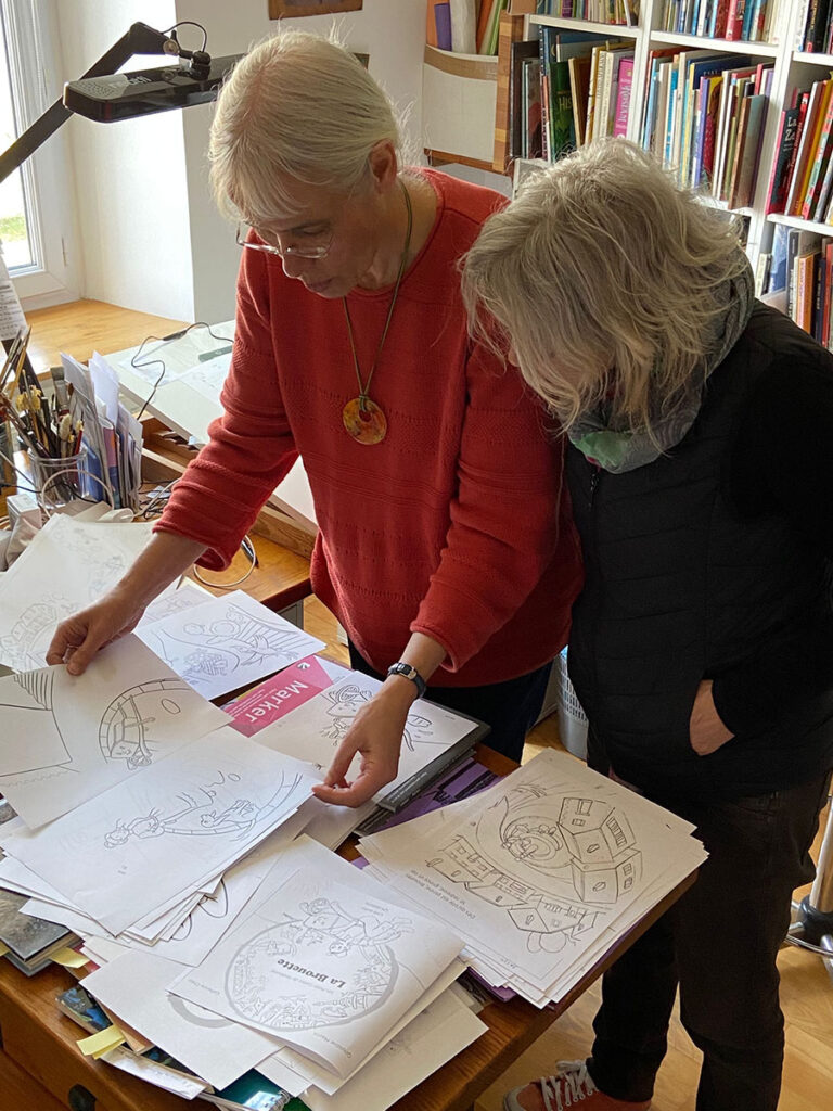 Photo de 2 femmes discutant dans un atelier d'artiste