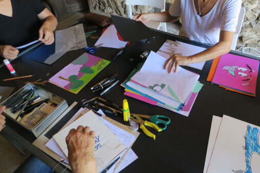 photo de mains dessinant