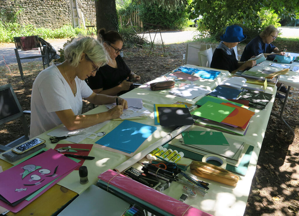 photo de femmes dessinant